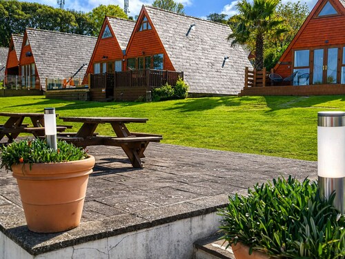 Sea View Coastal Lodge | Pool, Tennis & Family Fun | Walk to Beach | Near Deal
