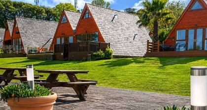 Sea View Coastal Lodge | Pool, Tennis & Family Fun | Walk to Beach | Near Deal