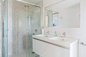 Douche, sèche-cheveux, shampoing