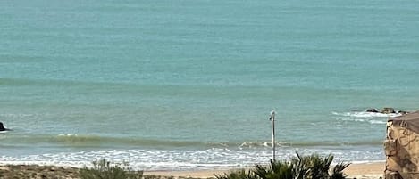 En la playa y playa de arena blanca