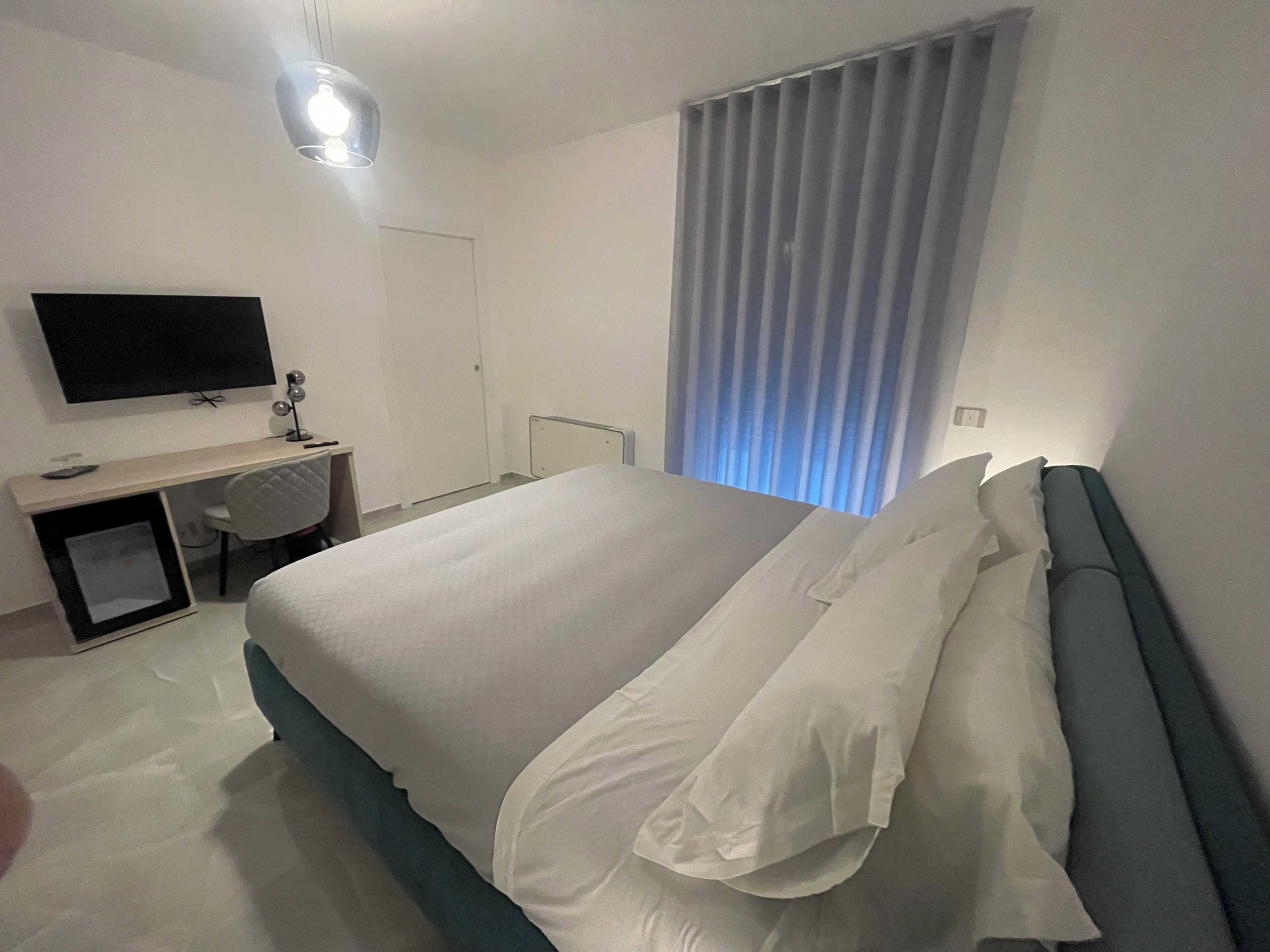 Comfort-dobbeltværelse - balkon | Pengeskab på værelset, skrivebord, mørklægningsgardiner, lydisolering