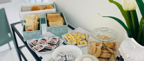 بوفيه فطور مجانًا يوميًا