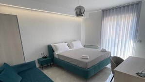 Una habitación de hotel moderna con cama, escritorio y silla.