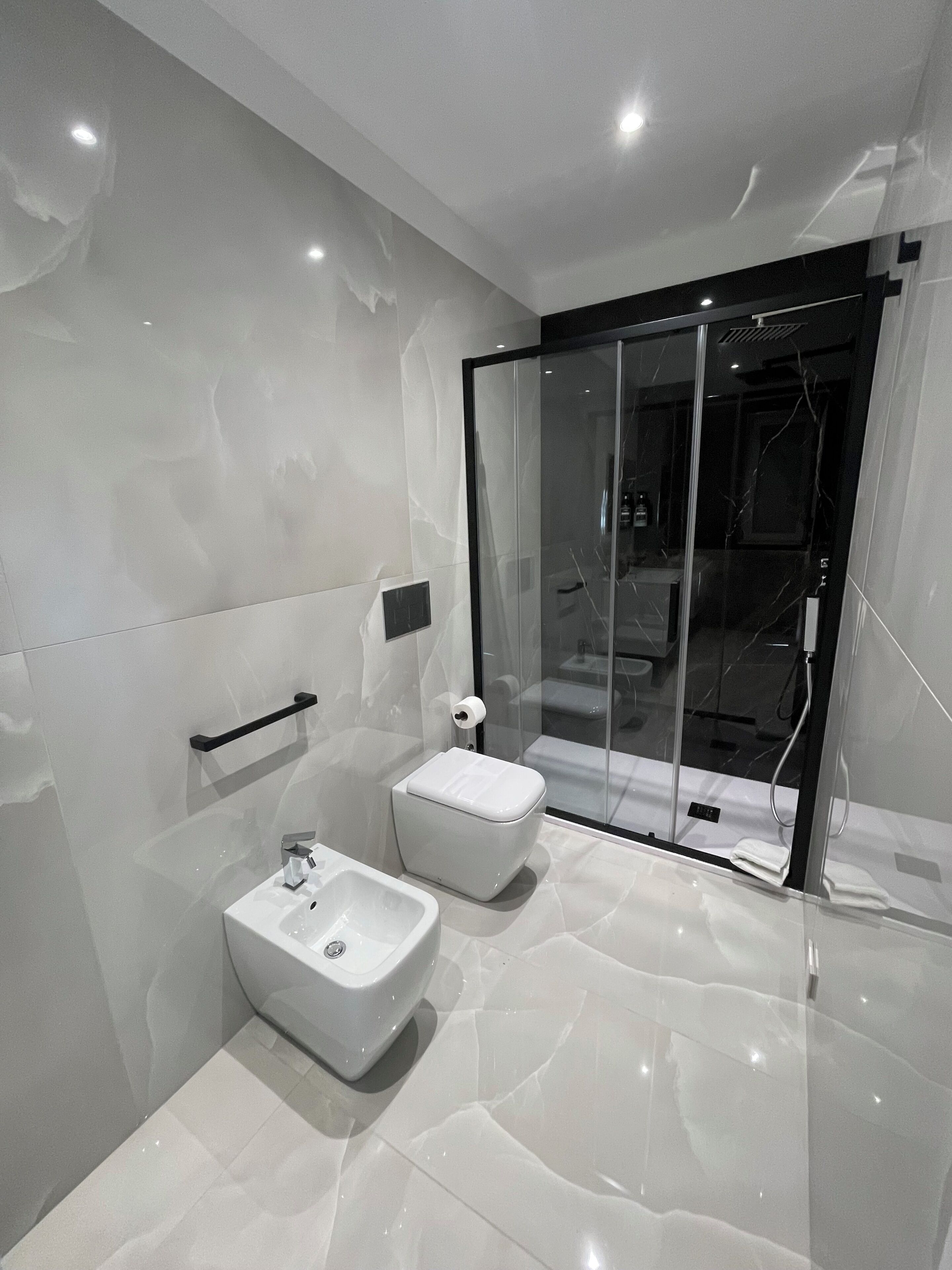Tripla Comfort, balcone | Bagno | Doccia, asciugacapelli, bidet, asciugamani