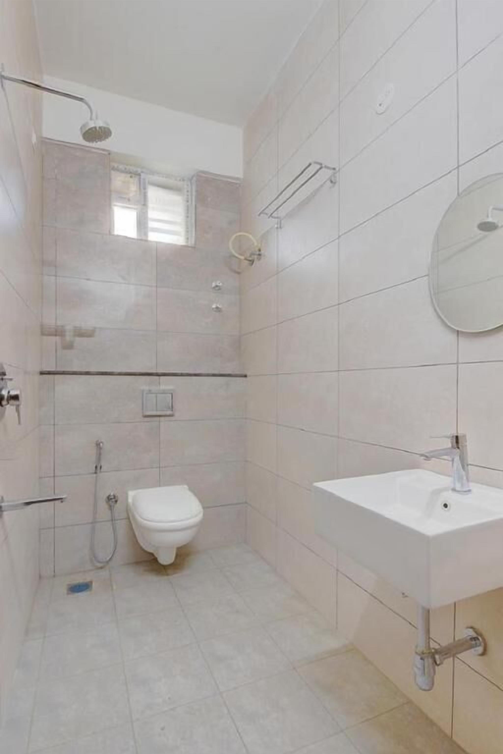 Double Room, Air conditioning, Mountain View | Bathroom | Shower, free toiletries, towels, soap