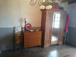 Interior - Quite country retreat, close to villages but very peaceful (Terres-de-Haute-Charente)