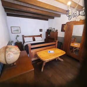 Iron/ironing board, WiFi, bed sheets - Quite country retreat, close to villages but very peaceful (Terres-de-Haute-Charente)
