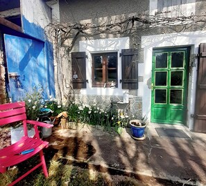 Exterior - Quite country retreat, close to villages but very peaceful (Terres-de-Haute-Charente)