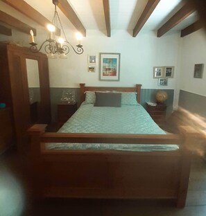 Iron/ironing board, WiFi, bed sheets - Quite country retreat, close to villages but very peaceful (Terres-de-Haute-Charente)