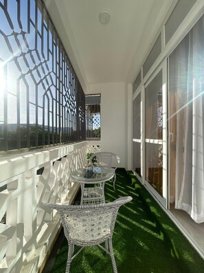 Outdoor dining - Marvelous apartment with AC in peaceful Mombasa neighborhood (Mombasa)
