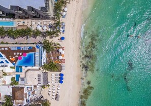 Ein Resort mit Pool, Strand und Meerblick.