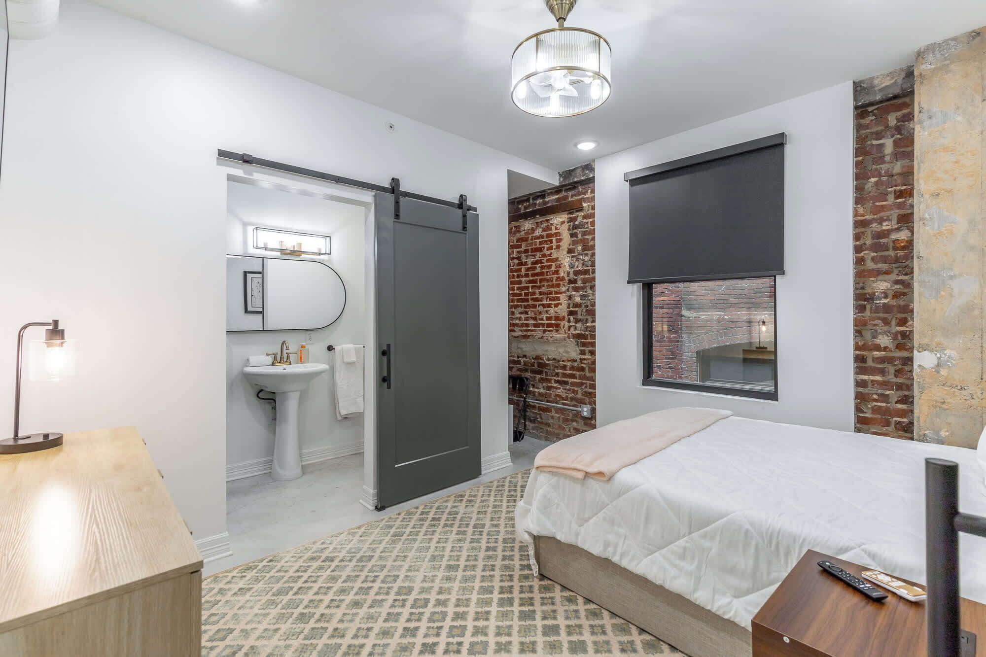 2 habitaciones, tabla de planchar con plancha, wifi y ropa de cama 