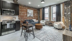 Un apartamento moderno con cocina, comedor y sala de estar.