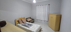 Tabla de planchar con plancha, wifi y ropa de cama 