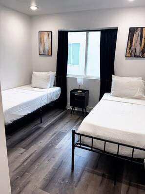 2 habitaciones, tabla de planchar con plancha, wifi y ropa de cama 