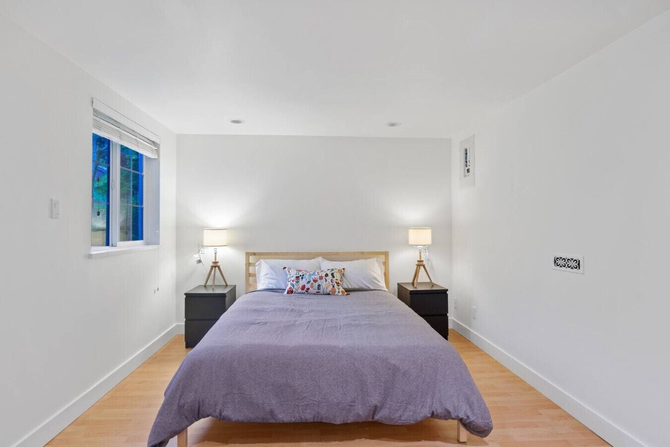 Desk, iron/ironing board, WiFi, bed sheets
