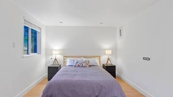 Desk, iron/ironing board, WiFi, bed sheets