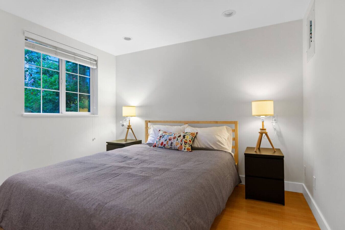 Desk, iron/ironing board, WiFi, bed sheets
