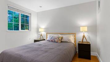 Desk, iron/ironing board, WiFi, bed sheets
