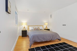 Desk, iron/ironing board, WiFi, bed sheets
