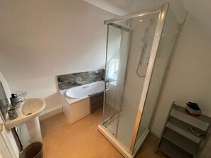 Shower, hair dryer, towels, soap -  Cosy Cottage Sleeps 8 in Newburgh, Fife (Newburgh)