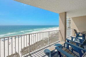 Ein Balkon mit Blick auf Strand und Meer.