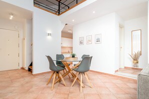 Dining - Birdie & Beach Apartment · Refúgio na Aroeira (Almada)