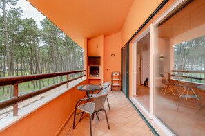 Outdoor dining - Birdie & Beach Apartment · Refúgio na Aroeira (Almada)