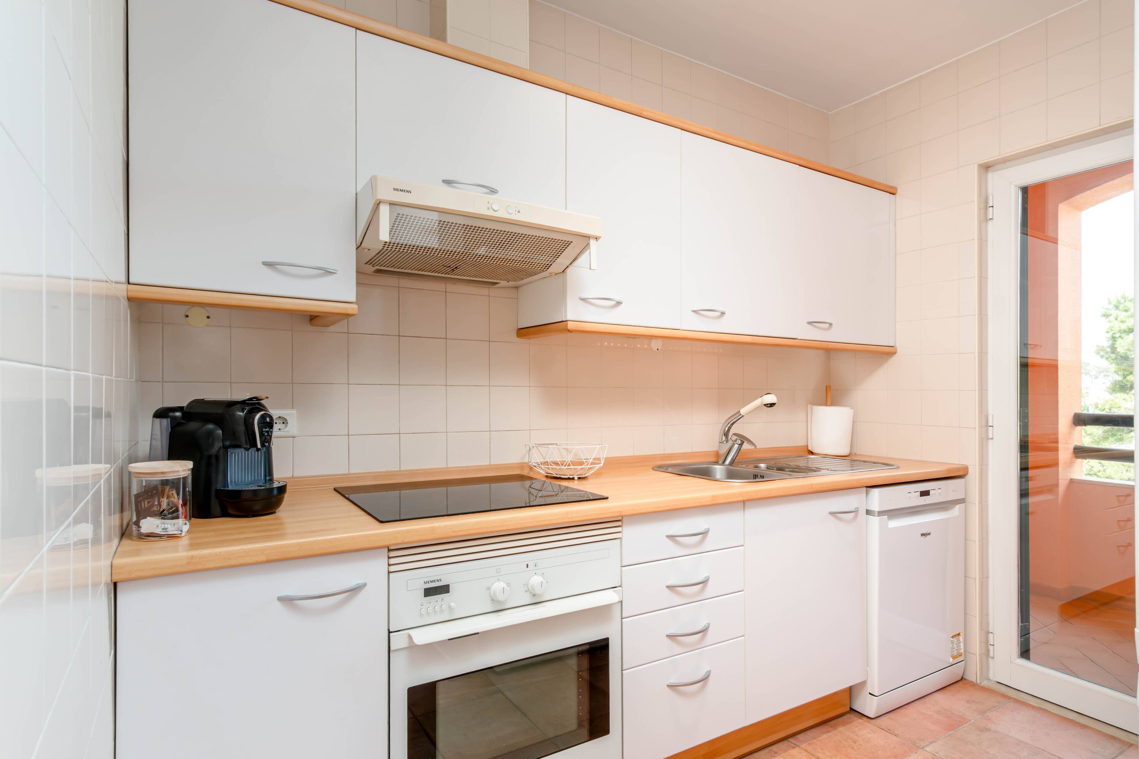 Frigorífico, microondas, horno y placa de cocina