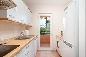 Fridge, microwave, oven, stovetop - Birdie & Beach Apartment · Refúgio na Aroeira (Almada)
