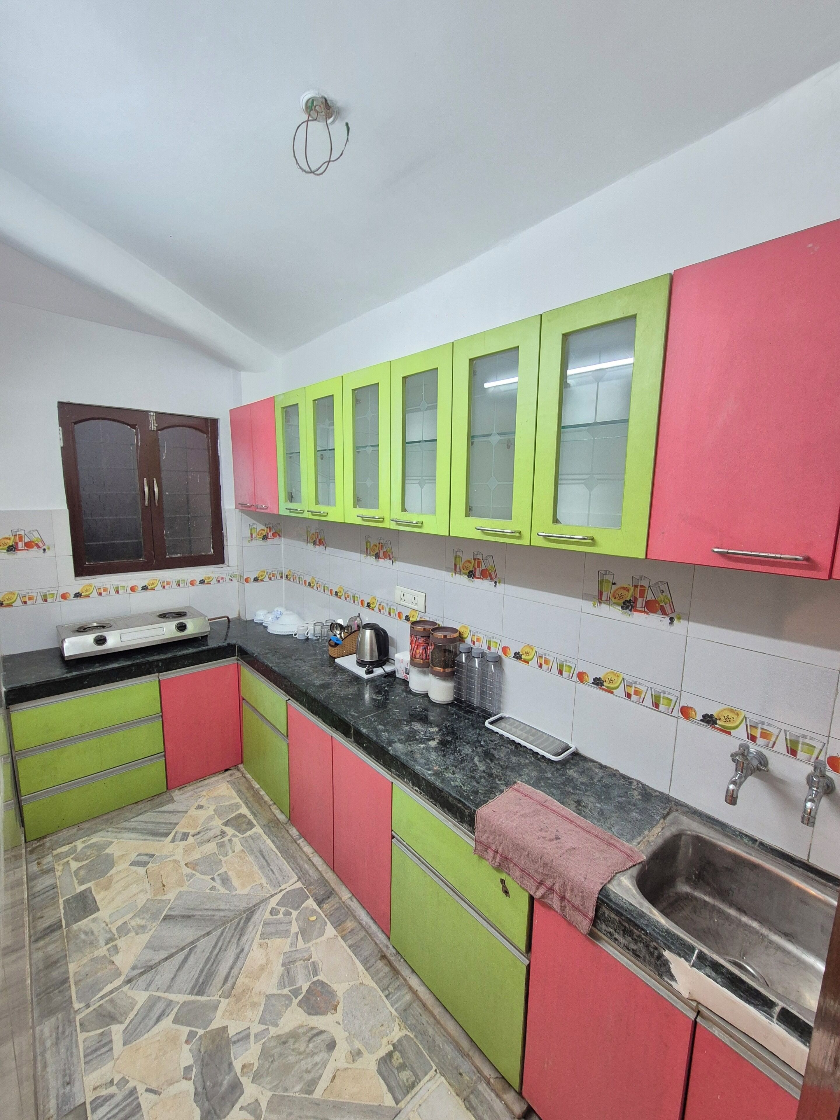Frigorífico, placa de cocina, hervidor eléctrico y tostadora
