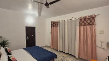 1 chambre, fer et planche à repasser, Wi-Fi gratuit, draps fournis