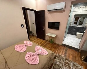 Kamar Double, 1 Tempat Tidur Queen | Meja kerja, ruang kerja ramah laptop, dan Wi-Fi gratis