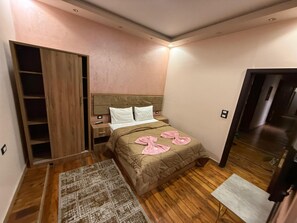 Kamar Double, 1 Tempat Tidur Queen | Meja kerja, ruang kerja ramah laptop, dan Wi-Fi gratis