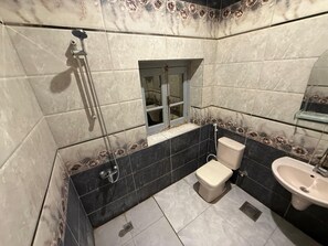 Kamar Double, 1 Tempat Tidur Queen | Kamar mandi | Perlengkapan mandi gratis, handuk, sabun, dan tisu toilet