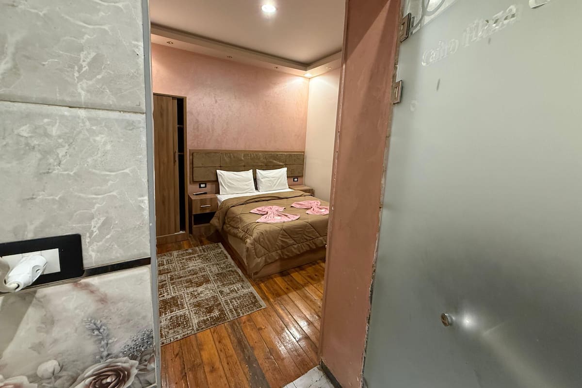Double Room, 1 Queen Bed | Desk, laptop workspace, free WiFi