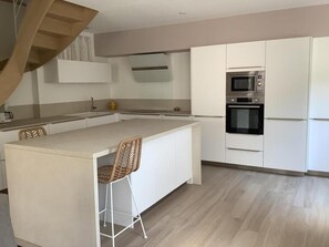 Refrigerador, microondas, horno, lavavajillas