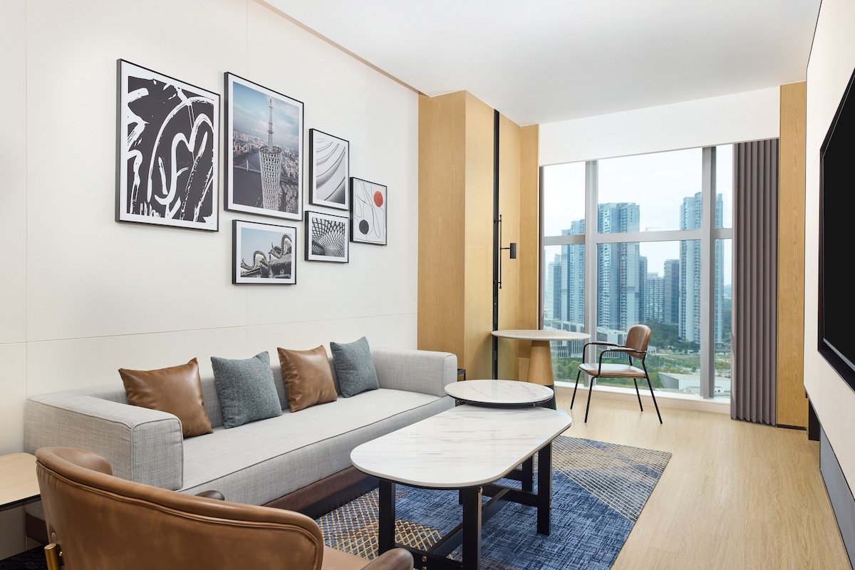 Executive Suite, 1 King Bed, City View | In-room safe, desk, blackout curtains, soundproofing