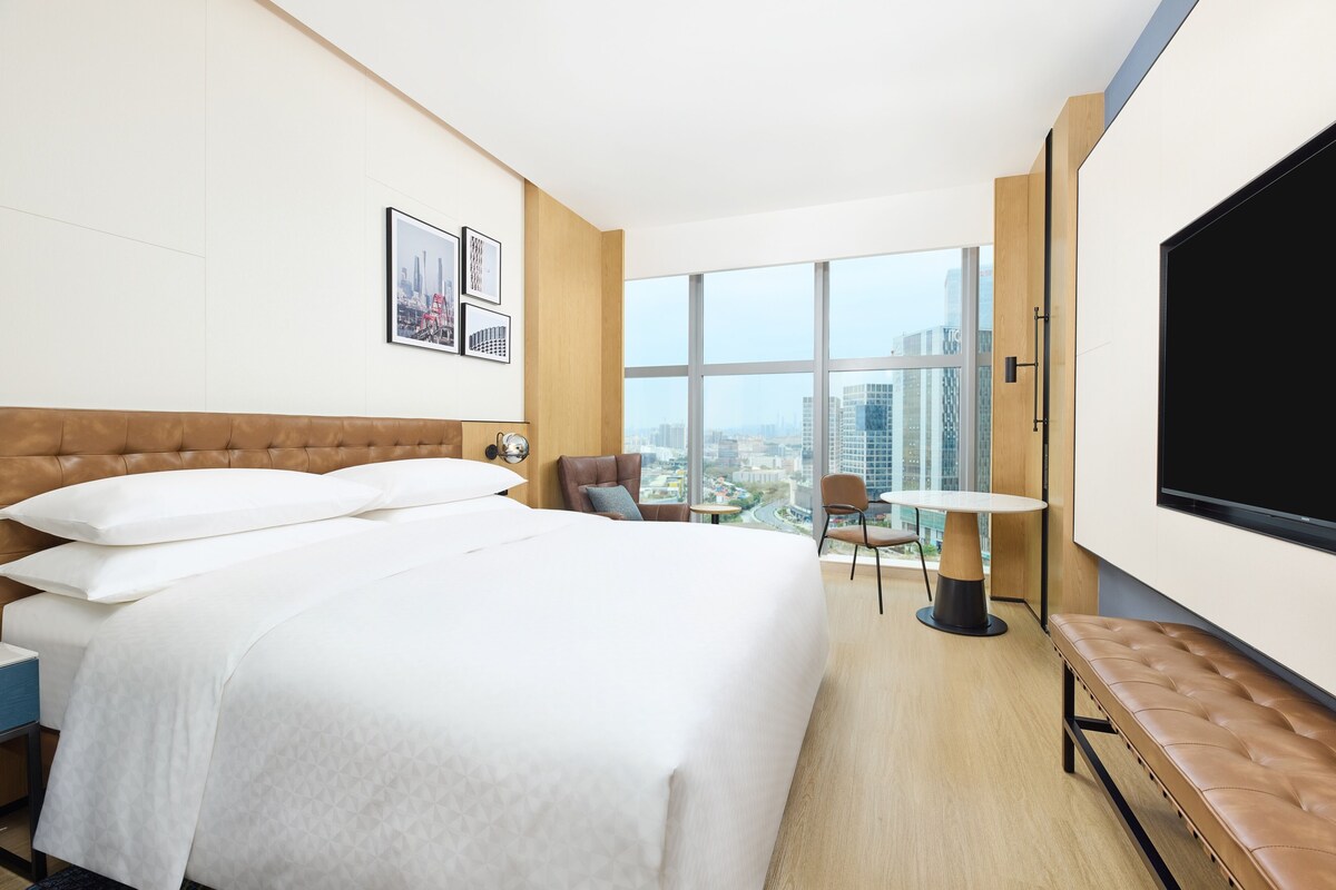 Superior Room, 1 King Bed, City View | In-room safe, desk, blackout curtains, soundproofing