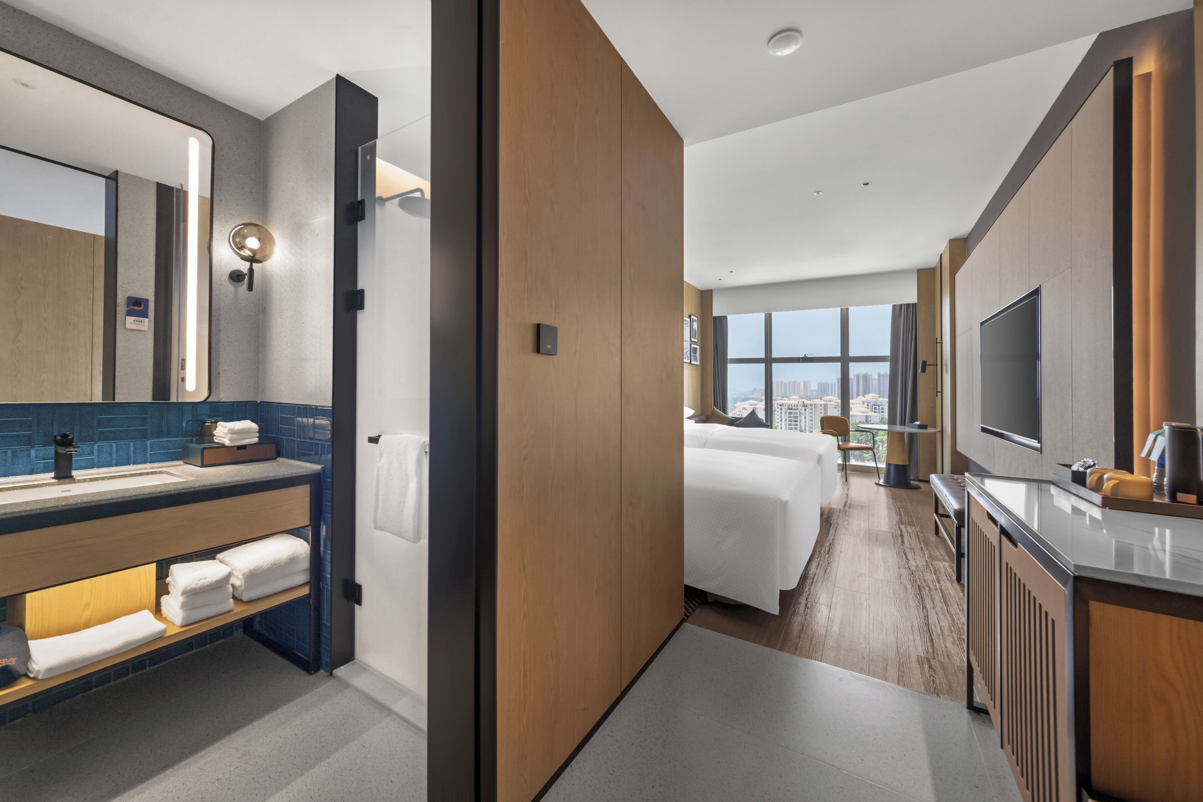 Quarto superior, 2 camas de casal, vista para a cidade | Cofres nos quartos, individualmente mobiliados, escrivaninha