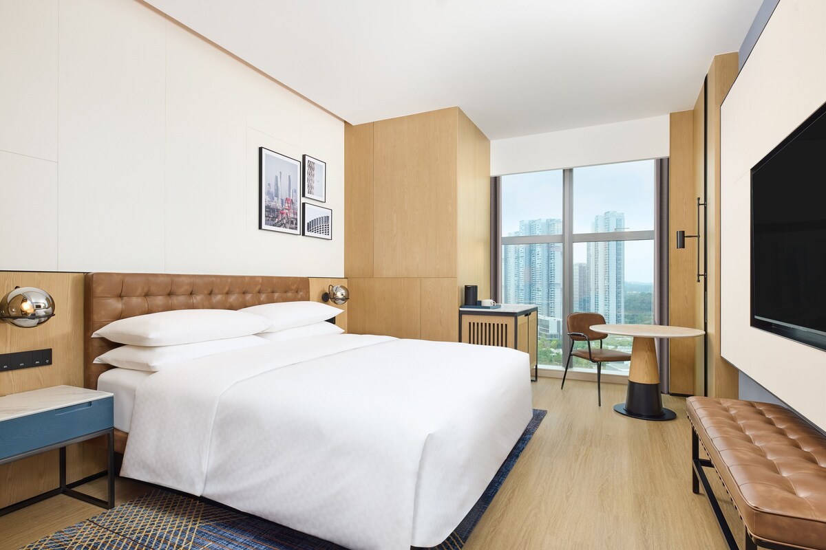 Classic Room, 1 King Bed, City View | In-room safe, desk, blackout curtains, soundproofing