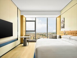 Ropa de cama de alta calidad y caja de seguridad en la habitación 