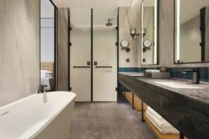 Suite, 1 cama King size, vista a la ciudad | Baño | Secadora de cabello, batas, pantuflas, toallas 