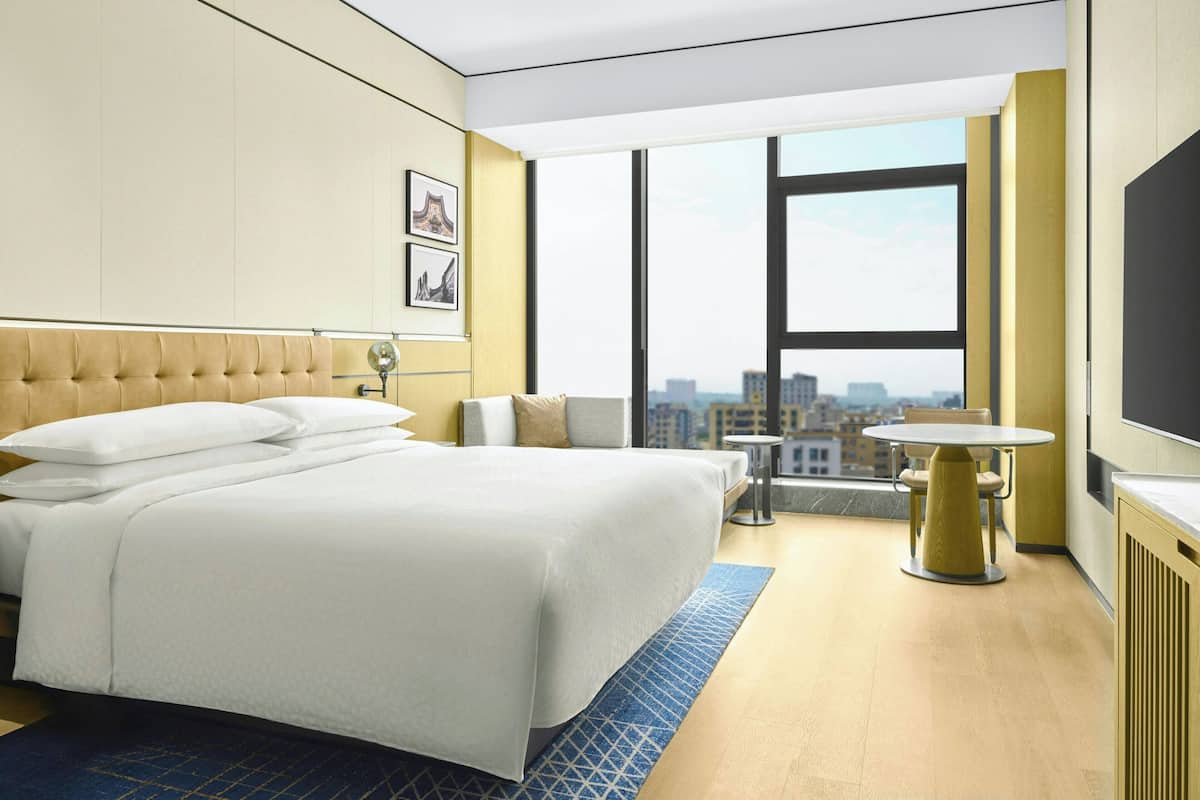 Habitación, 1 cama King size, vista a la ciudad | Ropa de cama de alta calidad y caja de seguridad en la habitación