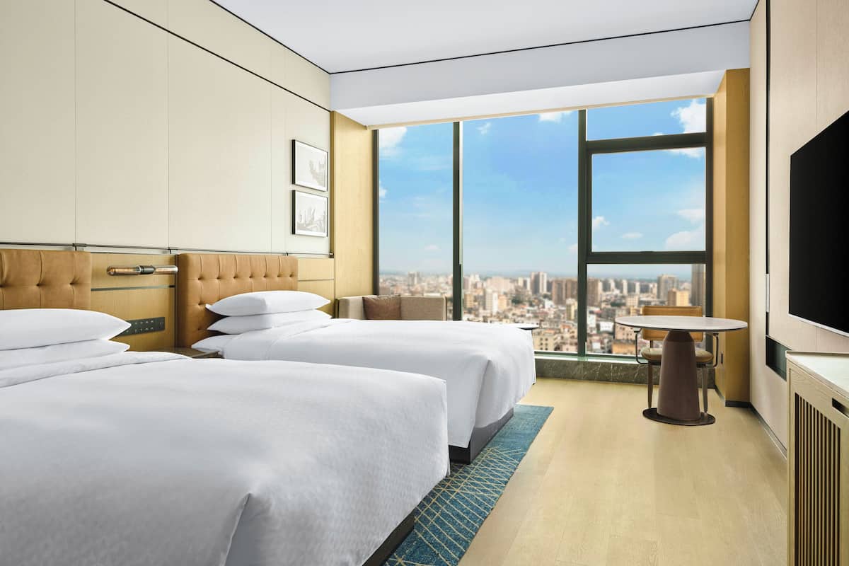 Habitación Premier, 2 camas matrimoniales, vista a la ciudad | Ropa de cama de alta calidad y caja de seguridad en la habitación