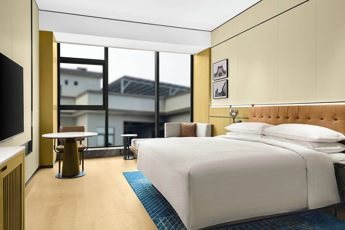 Comfort Room, 1 King Bed, City View