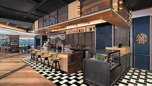 Un área de bar moderna con piso a cuadros, taburetes y una variedad de botellas.