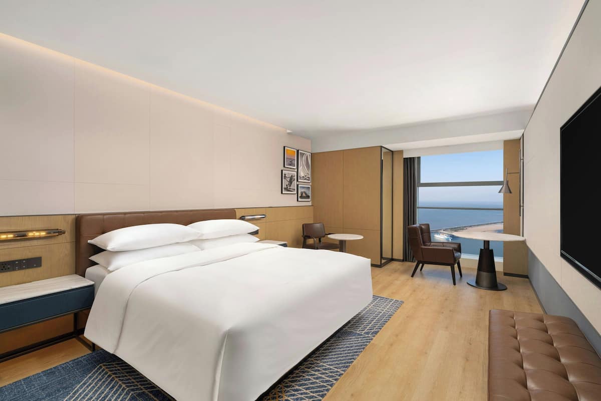 Grand Room, 1 King Bed, Smoking, Ocean View