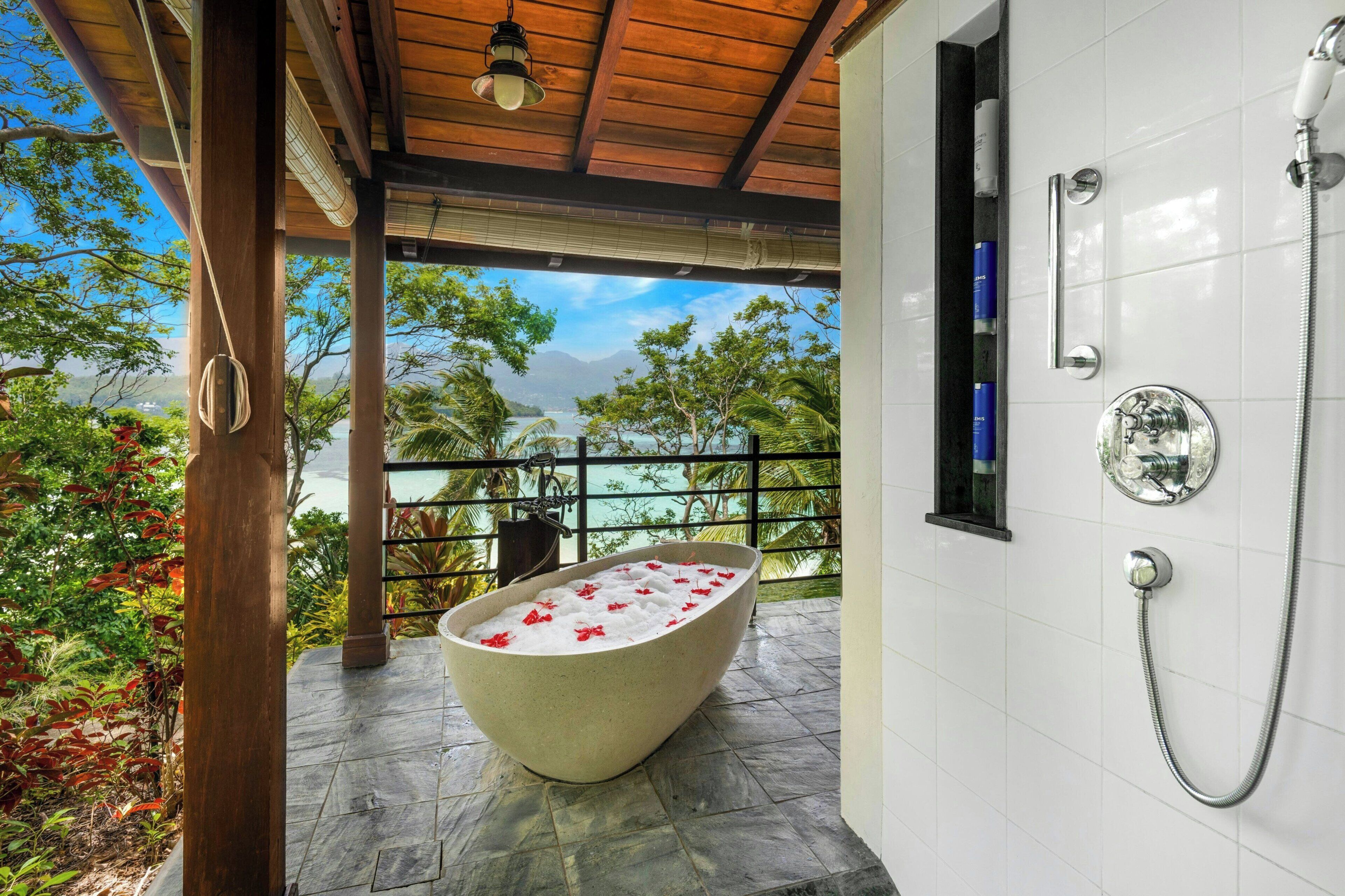 Badewanne und Dusche (separat), Komfortbadewanne, Regendusche