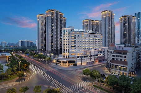A multi-story hotel with a modern design, located in a high-rise urban area with surrounding high-rise buildings.. Fairfield By Marriott Shangrao Xinzhou